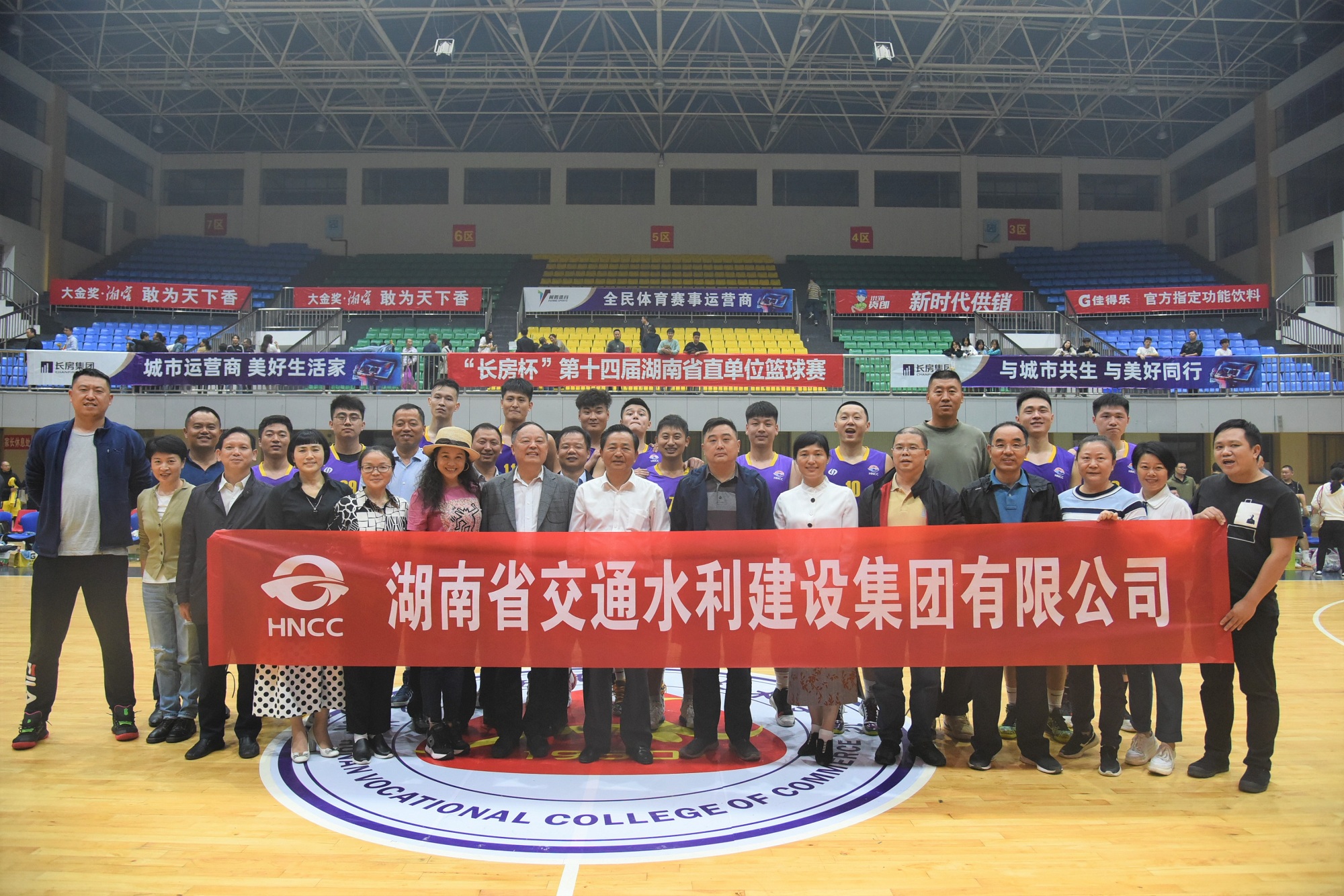 交水建集团向导、湖南PG电子向导与球员合影.jpg