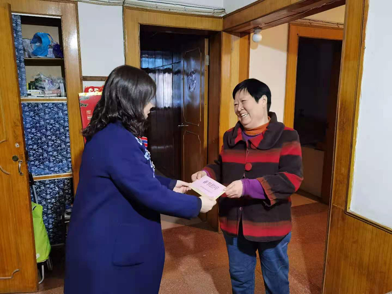 12、2月7日，，，，，，李青慰问难题退休群众唐名华_副本.jpg