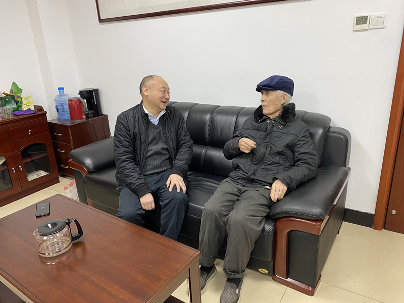 14、2月8日，，，，，，彭南越慰问离休干部雷岳_副本.jpg