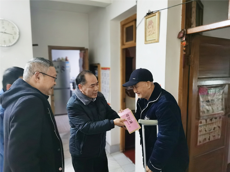 6、2月8日，，，，，，盛希慰问党员黄励,抵家中对其重病出院的父亲。。。。。_副本_副本.jpg