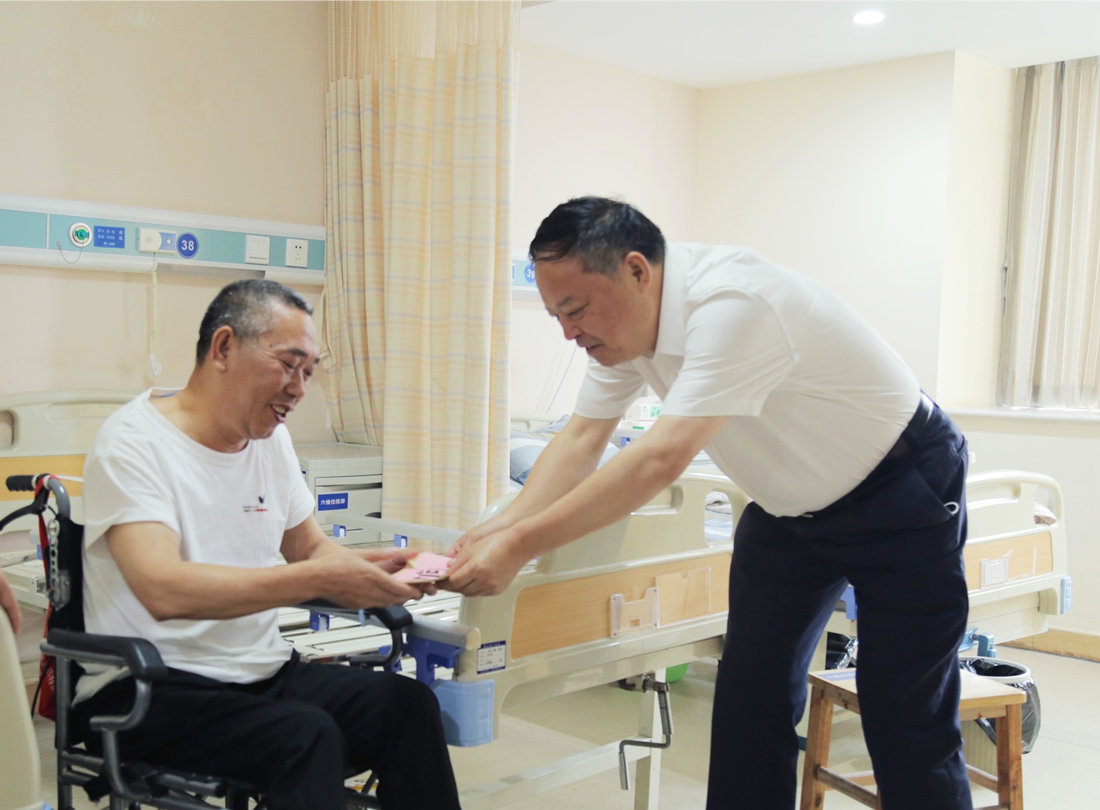 20210810200183.jpg 龚智辉慰问王东世_副本.jpg