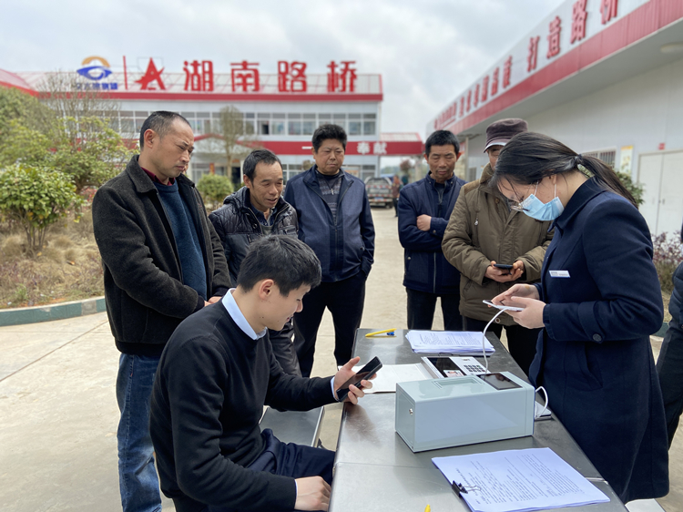 2 2021年3月12日项目部特约请银行事情职员现场为农民工兄弟治理人为卡.jpg
