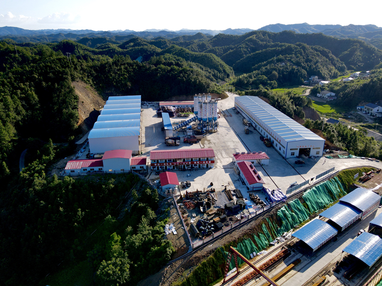 路基拌杂站及钢筋加工区.jpg
