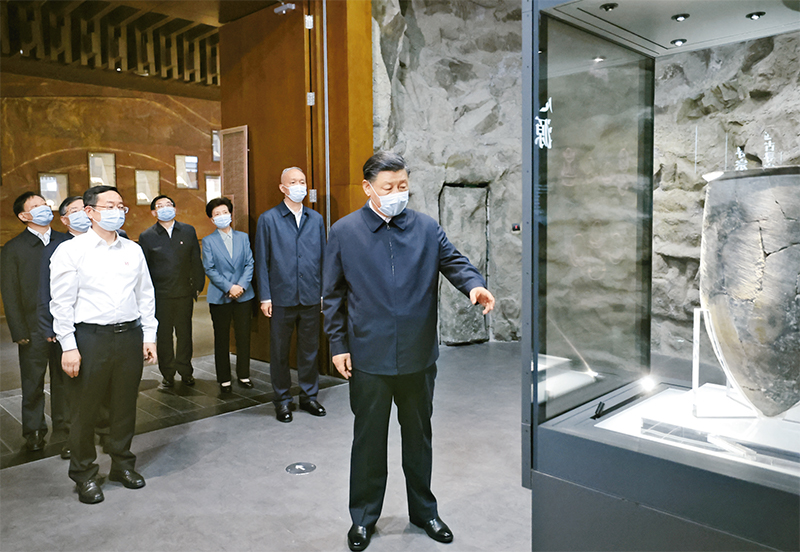2023年6月2日，，，，，，中共中央总书记、国家主席、中央军委主席习近平在北京出席文化传承生长座谈会并揭晓主要讲话。。。。。。。。这是座谈会前，，，，，，习近平2日下昼在中国历史研究院考察。。。。。。。。 新华社记者 鞠鹏/摄