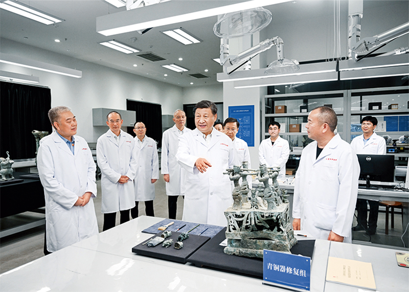 2023年7月25日至27日，，，，，，中共中央总书记、国家主席、中央军委主席习近平在四川考察。。。。。。。。这是26日下昼，，，，，，习近平在位于德阳市广汉市的三星堆博物馆文物保唬唬；；び胄薷垂荩，，，，，同现场事情职员亲热交流。。。。。。。。 新华社记者 谢环驰/摄